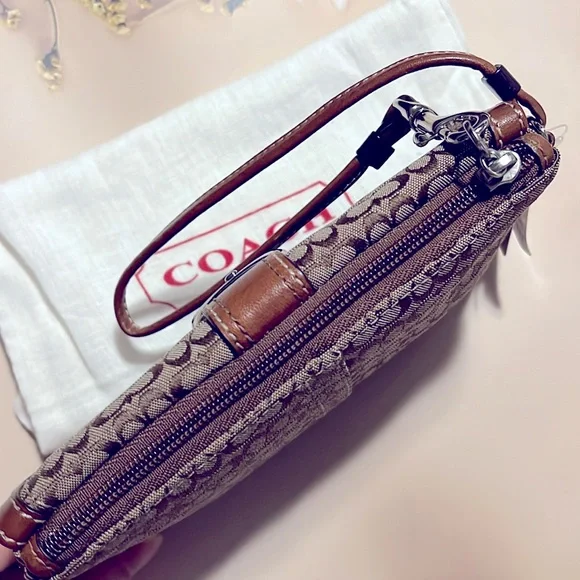 🌺 NWT COACH SOHO MINI SIGNATURE   WRISTLET F41515 KHAKI TOFFEE - Picture 5 of 8